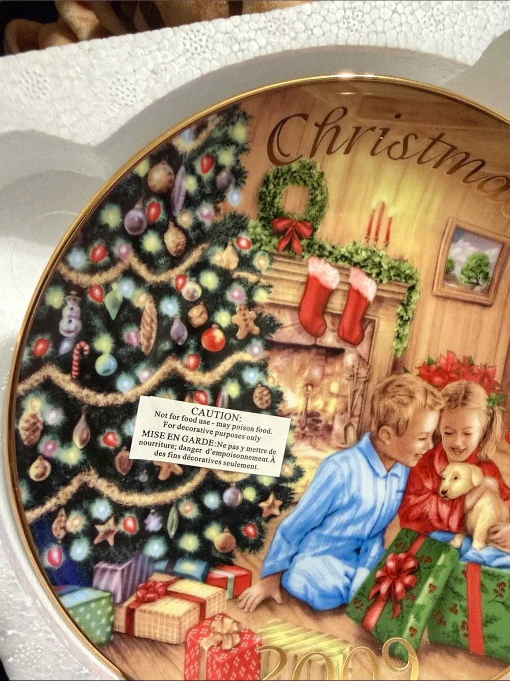 Avon 2009 Holiday Decorative Collector Plate - 22k Hold rim.